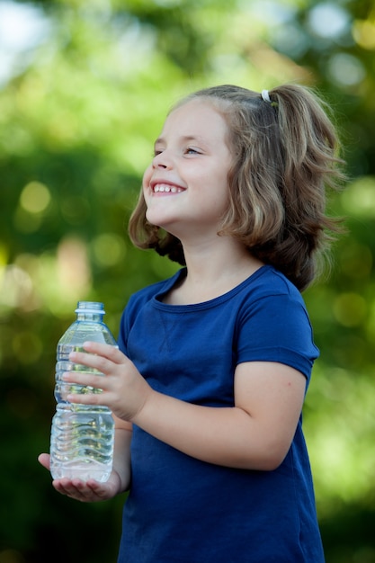 Niña linda con botella de agua