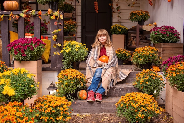 niña linda en la calle en otoño retrato de niño