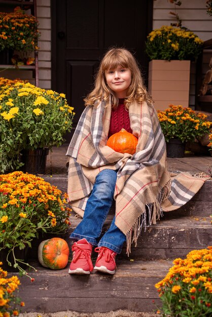 niña linda en la calle en otoño retrato de niño