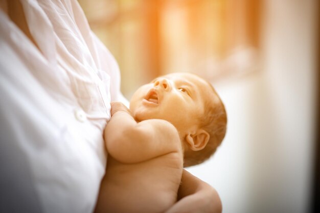 Foto una niña linda en la cama.