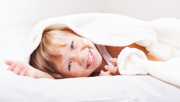 Niña linda en la cama.