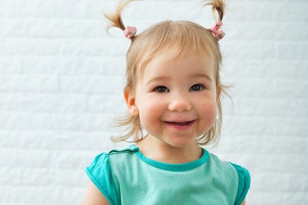 Niña linda en una camiseta verde