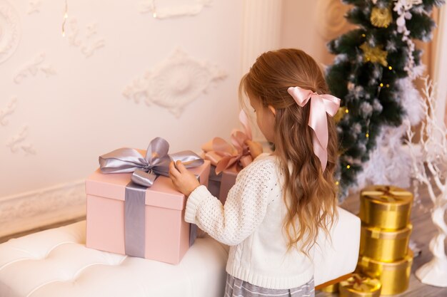 Niña linda celebrando la Navidad