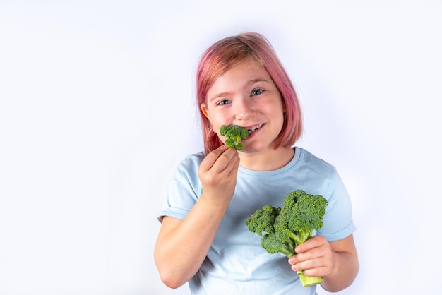 Niña linda come brócoli