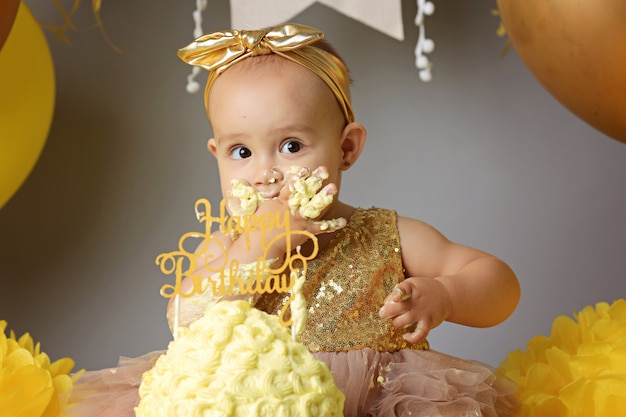 Niña linda comiendo pastel