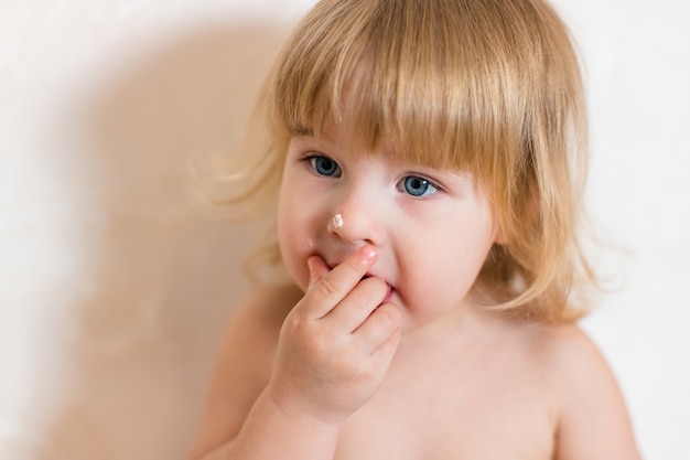 Niña linda comiendo un pastel