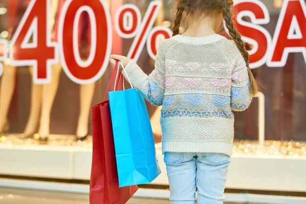 Foto niña linda de compras