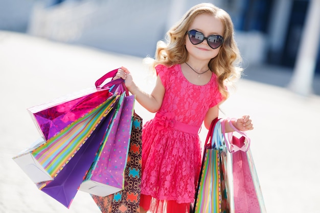 Niña linda de compras