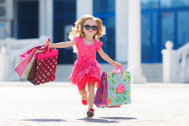 Niña linda de compras