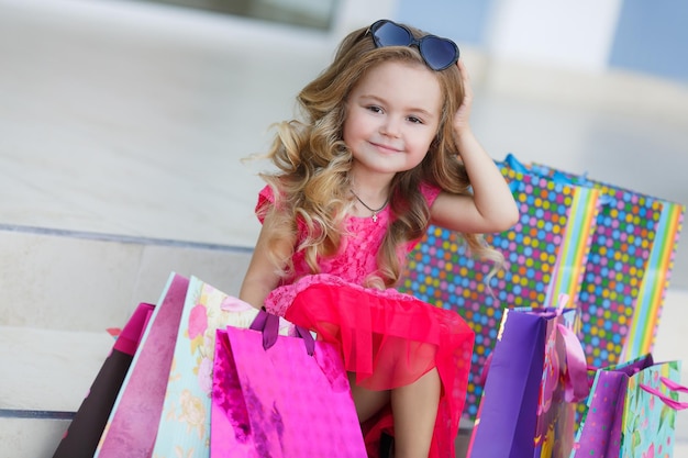 Niña linda de compras