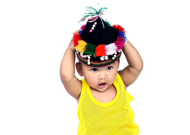 Foto una niña linda contra un fondo blanco