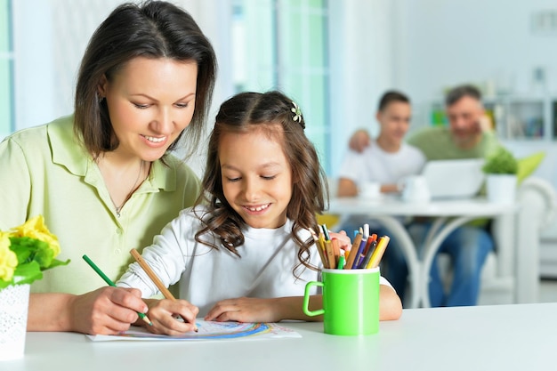 Niña linda con dibujo de madre