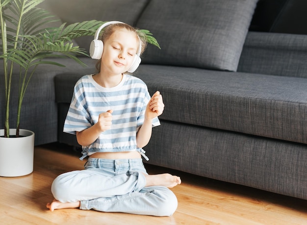 Niña linda escuchando música en auriculares