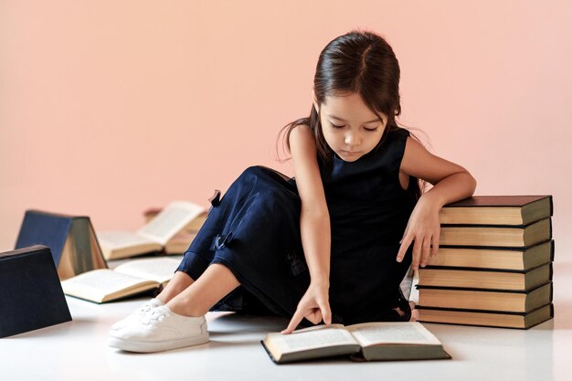 Niña linda está leyendo un libro