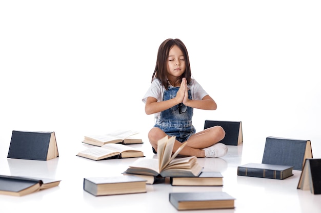 Niña linda está leyendo un libro