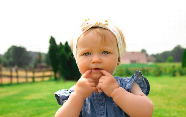 Una niña linda está mirando a la cámara hijos de la generación alfa