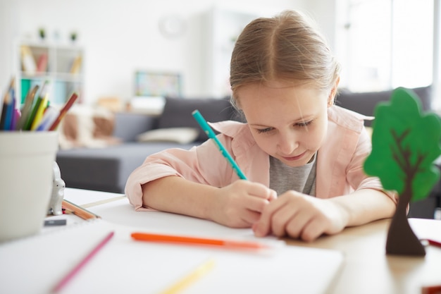 Niña linda estudiando