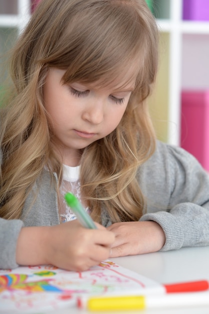 Niña linda estudiante en la clase de arte en la escuela