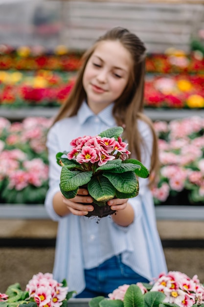 Niña linda con flores en sus manos