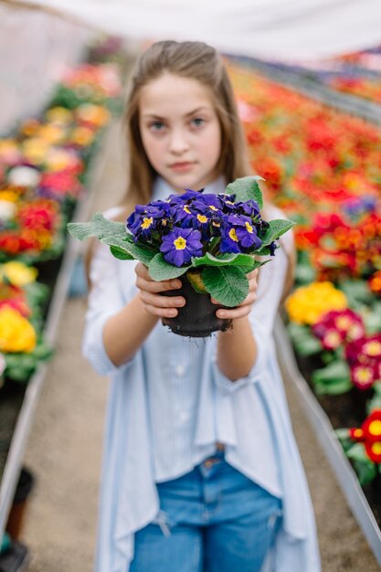 Niña linda con flores en sus manos