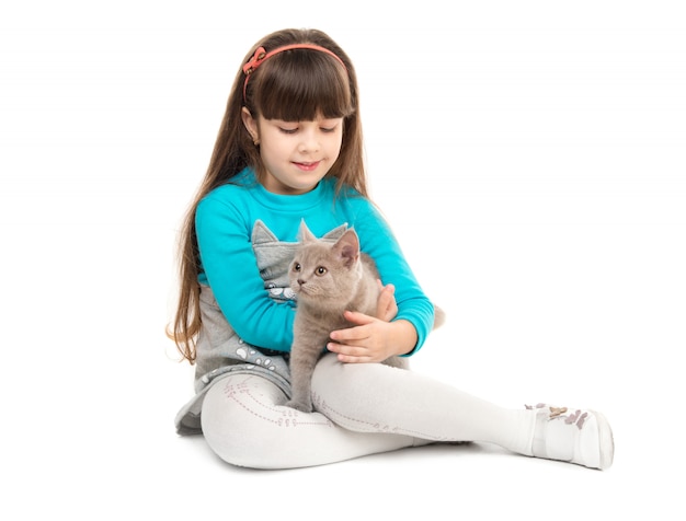 Niña linda con gato en manos