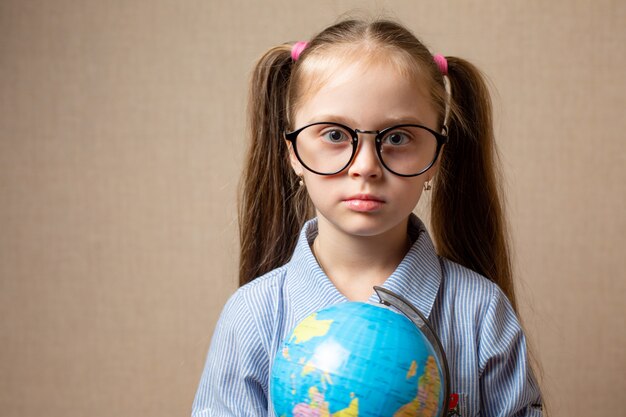 Niña linda con globo.