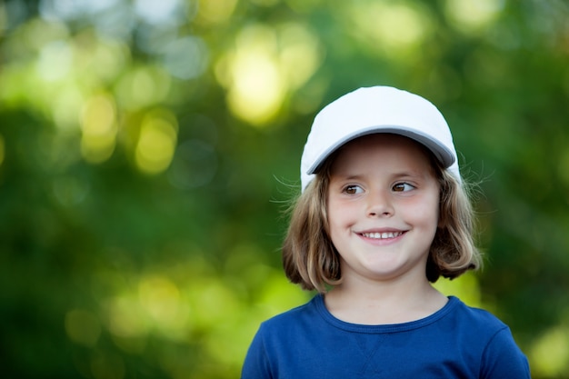 Niña linda con un gorro en el parque