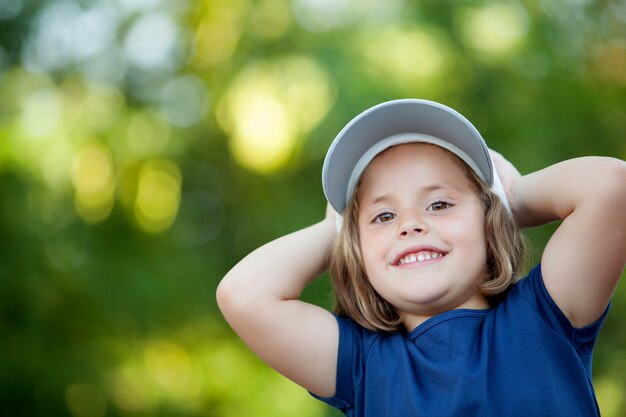 Niña linda con un gorro en el parque