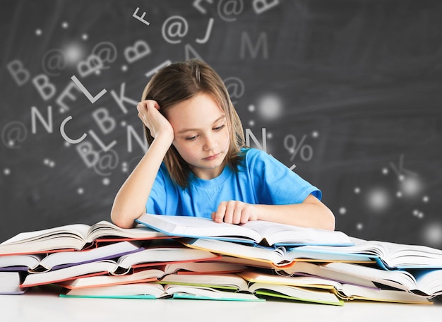 Niña linda con gran montón de libros