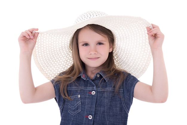 Niña linda en gran sombrero de verano aislado sobre fondo blanco.