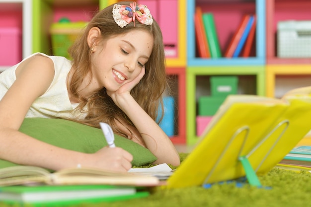 Niña linda haciendo la tarea en casa