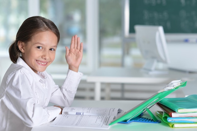 Niña linda haciendo la tarea en casa