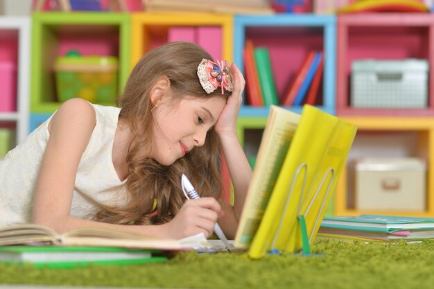 Niña linda haciendo la tarea