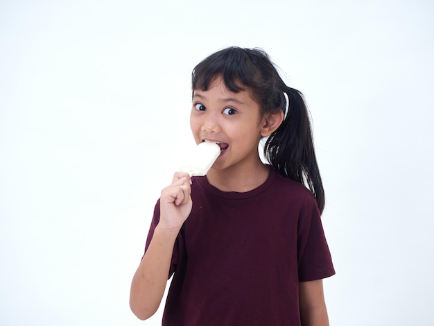 Niña linda con helado