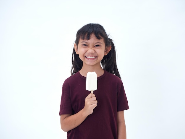 Niña linda con helado