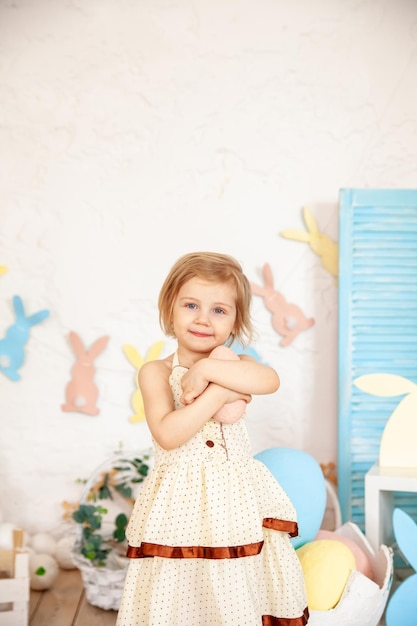 Niña linda con huevos de Pascua Interior de Pascua Decoración de primavera Concepto de Pascua Retrato de niño con decoraciones de Pascua