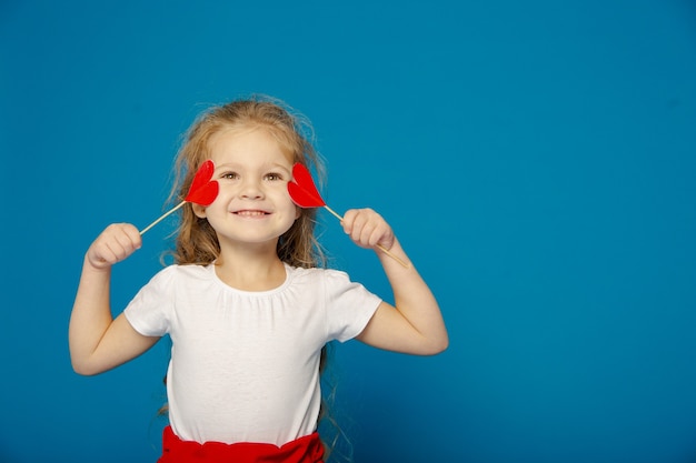 Niña linda con inquietud en el día de San Valentín