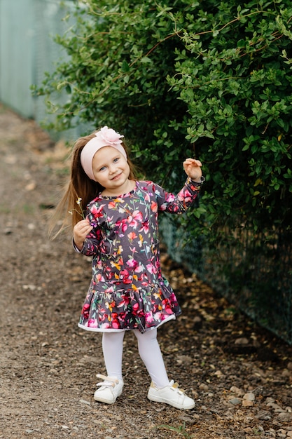 Niña linda en un jardín en un día de verano