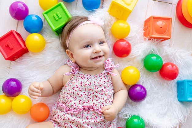 Niña linda jugando con juguetes de colores