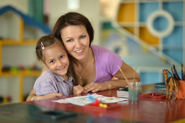 Niña linda jugando con su madre