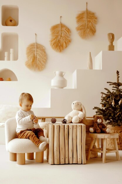 Niña linda jugando con una torre de madera en la mesa en el interior juguete de niños