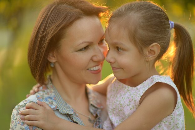 Niña linda con madre en el parque