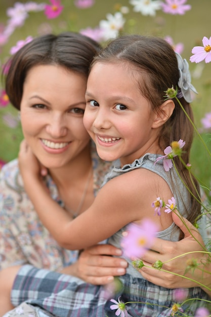 Niña linda con madre en el parque