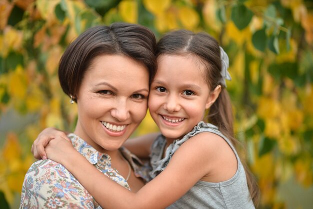 Niña linda con madre en el parque