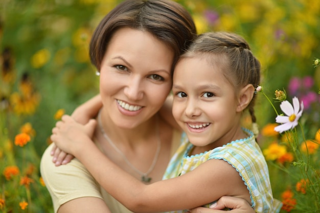 Niña linda con madre en el parque