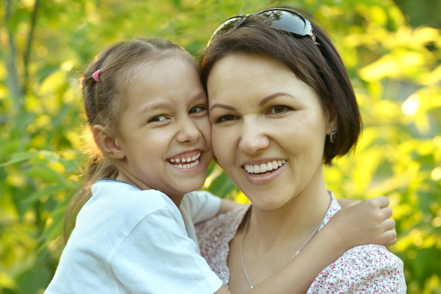 Niña linda con madre en el parque