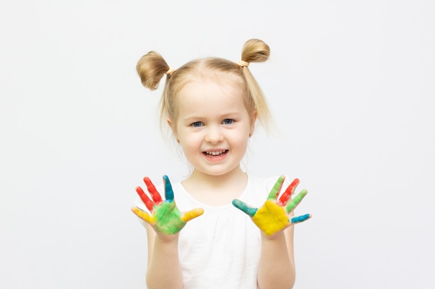 Niña linda con las manos pintadas. Aislado en el espacio de copia de fondo blanco.