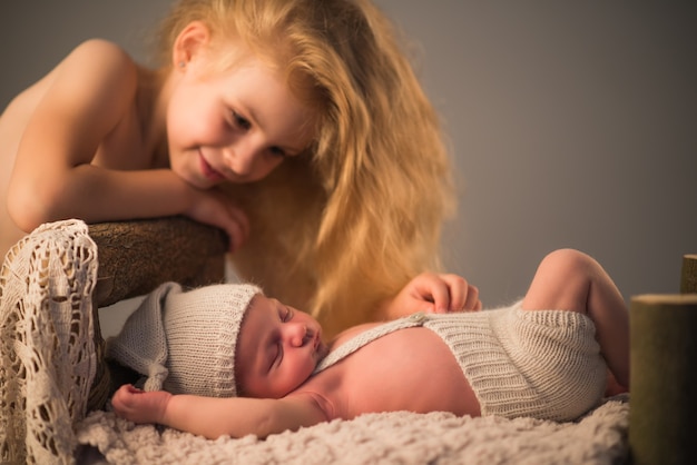 Niña linda mira a su hermano recién nacido