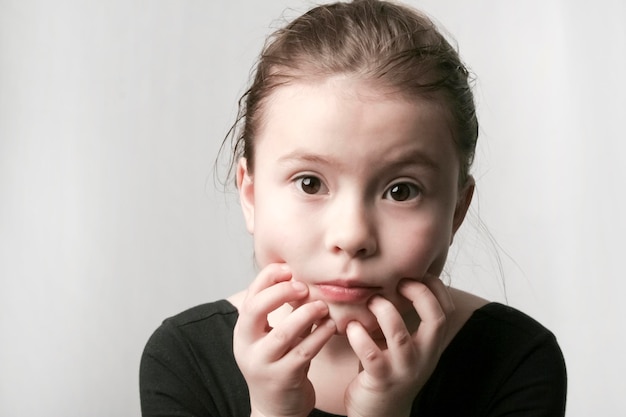 Niña linda con una mirada pensativa