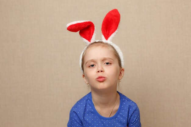 Niña linda niño con orejas de conejo en el día de Pascua.